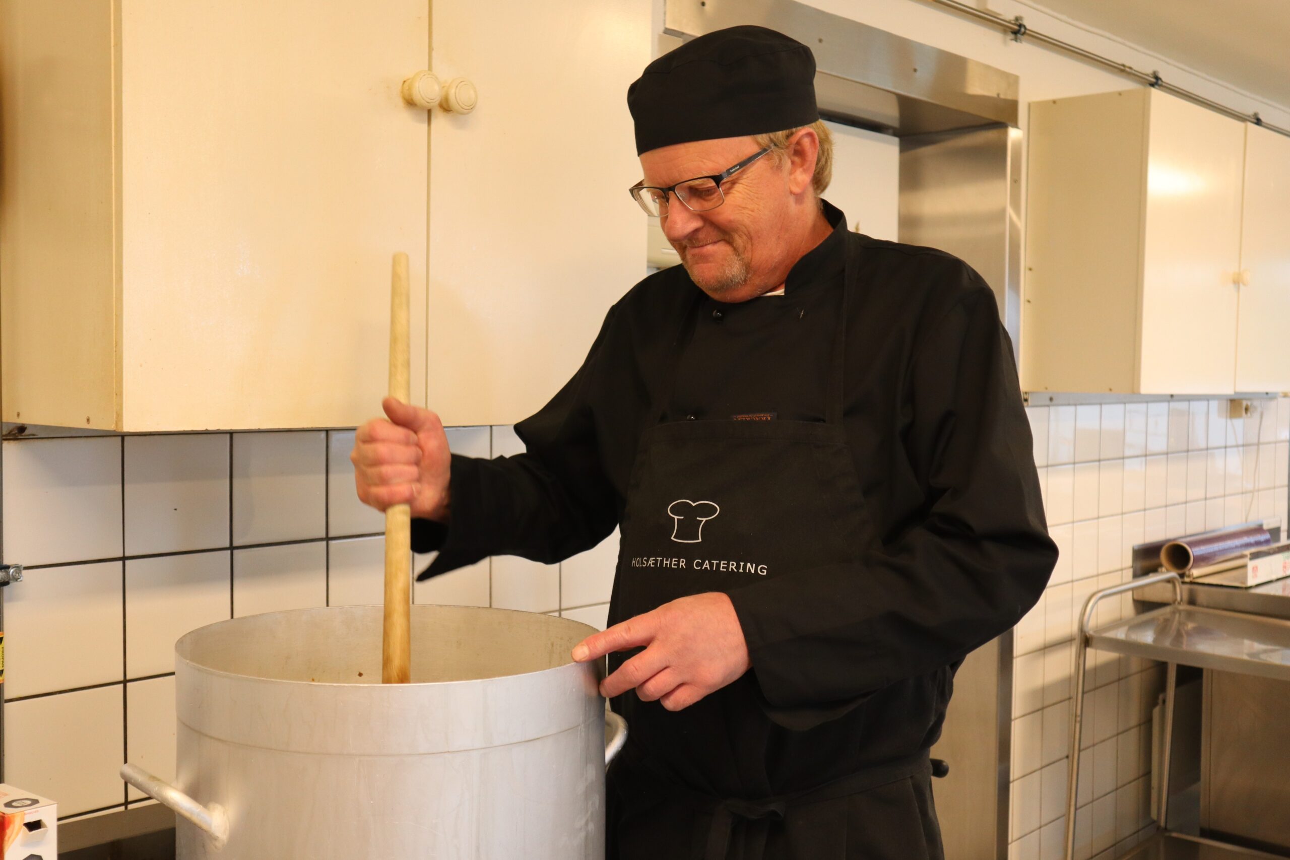 Her lager Uno Ellingsen liter p&aring; liter med stroganoff-gryterett.