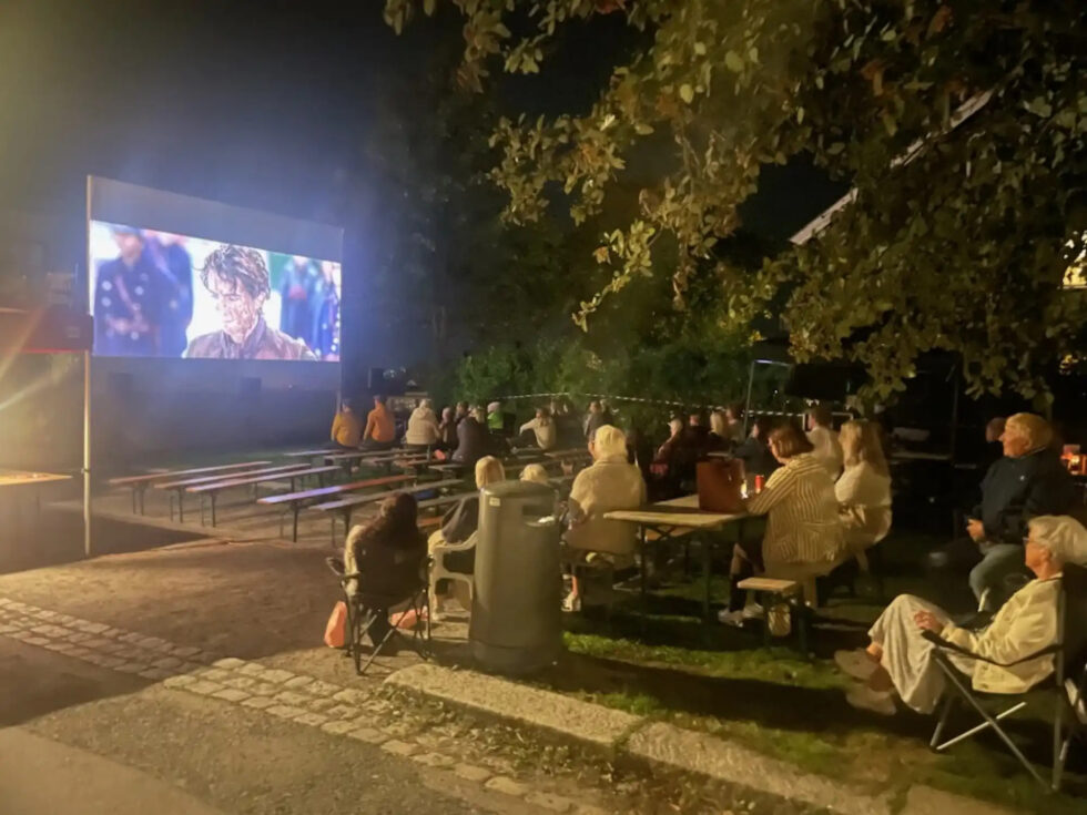 Fra filmvisningen i fjor, da Gamle Øvrebyen Vel viste filmen "Wonka". Lørdag blir det action med Tom Cruise å se på lerrettet.