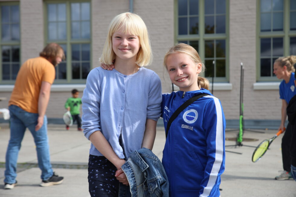 Klara Moe og Isabelle Eriksen Østbøl fikk prøvd mange aktiviteter, og gledet seg til å tennis da vi snakket med dem.