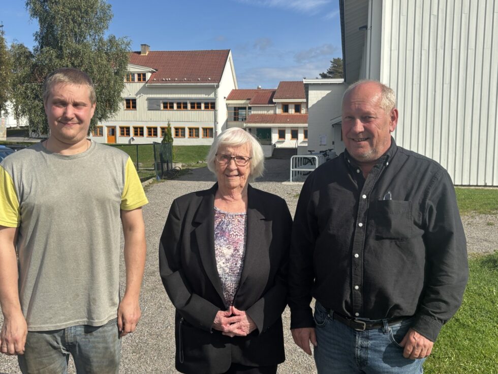 Tre generasjoner av familien Karterud avla sine stemmer på valgdagen på Austmarka barne- og ungdomsskole. Fra venstre Tom Ivar Karterud, Helene Karterud og Bernt Karterud.