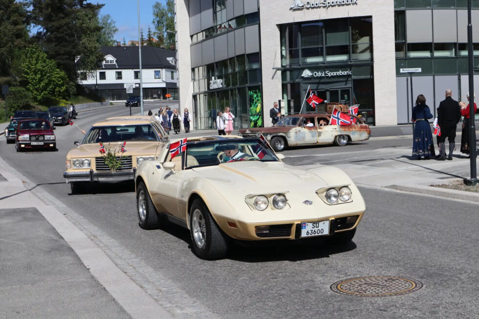 Lørdag kveld blir det igjen cruising i byens gater. Her fra bilkortesjen i forbindelse med årets 17-maimarkering