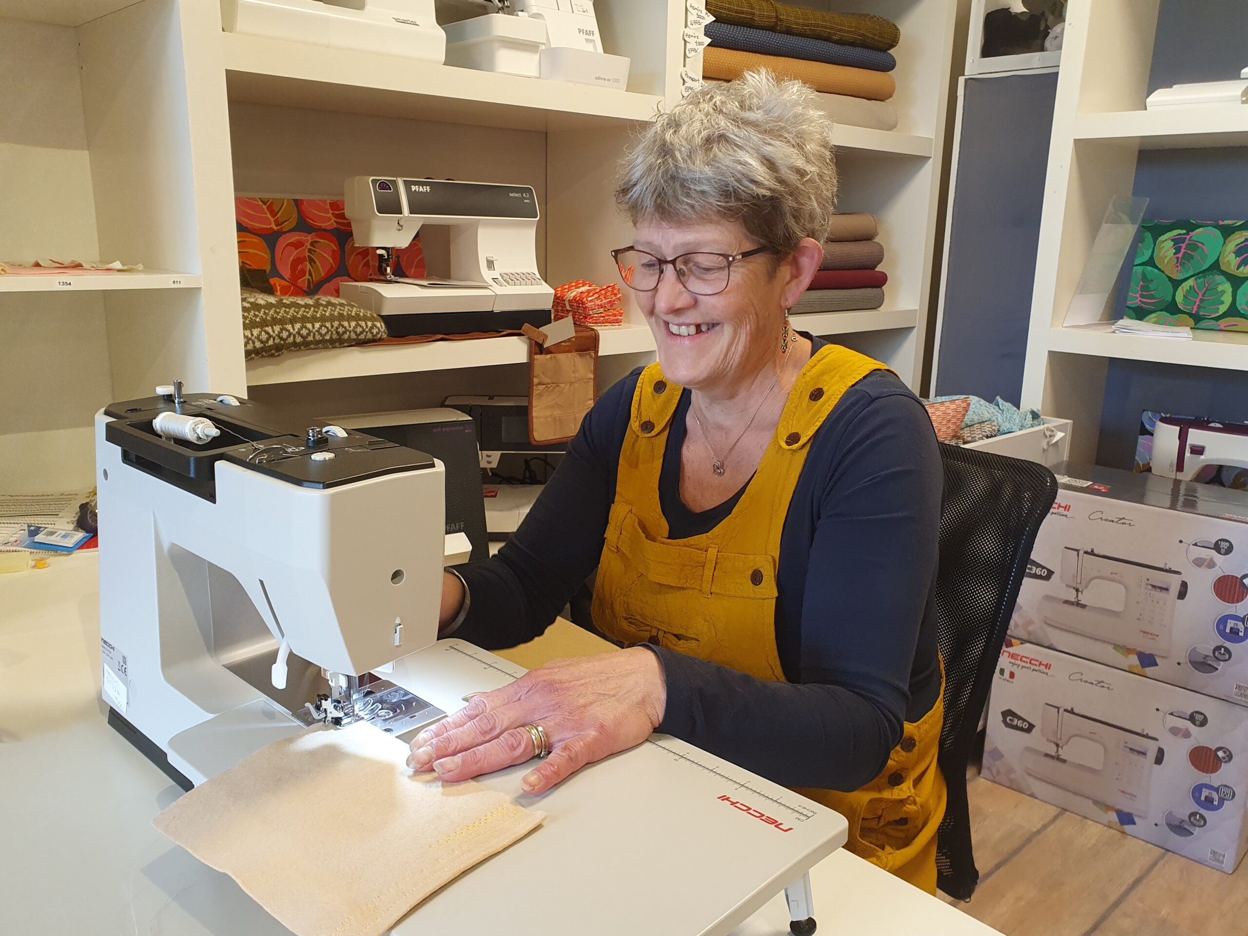 Anne Hilde trives godt bak symaskinen. – Da slapper jeg av, sier hun.