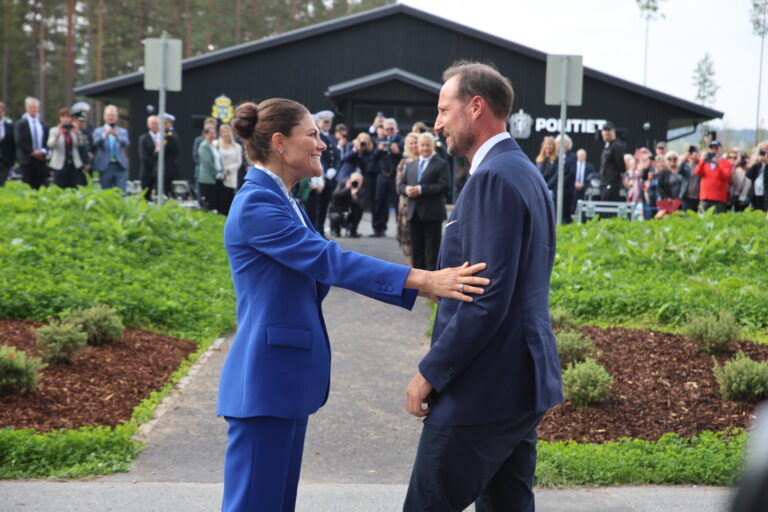 Kronprinsesse Victoria av Sverige hilser hjertelig på sin norske slektning kronprins Haakon av Norge.