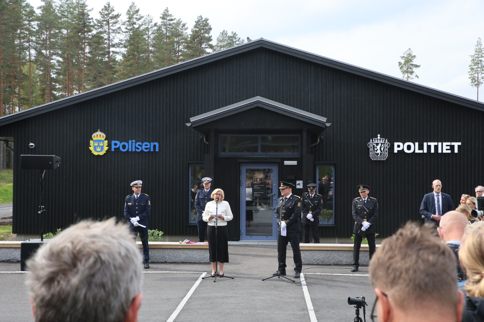 Petra Lundh, politidirekt&oslash;r i Sverige og Lars Erik Alfheim assisterende politidirekt&oslash;r i Norge sa noen ord etter &aring;pningen av den nye politistasjonen.