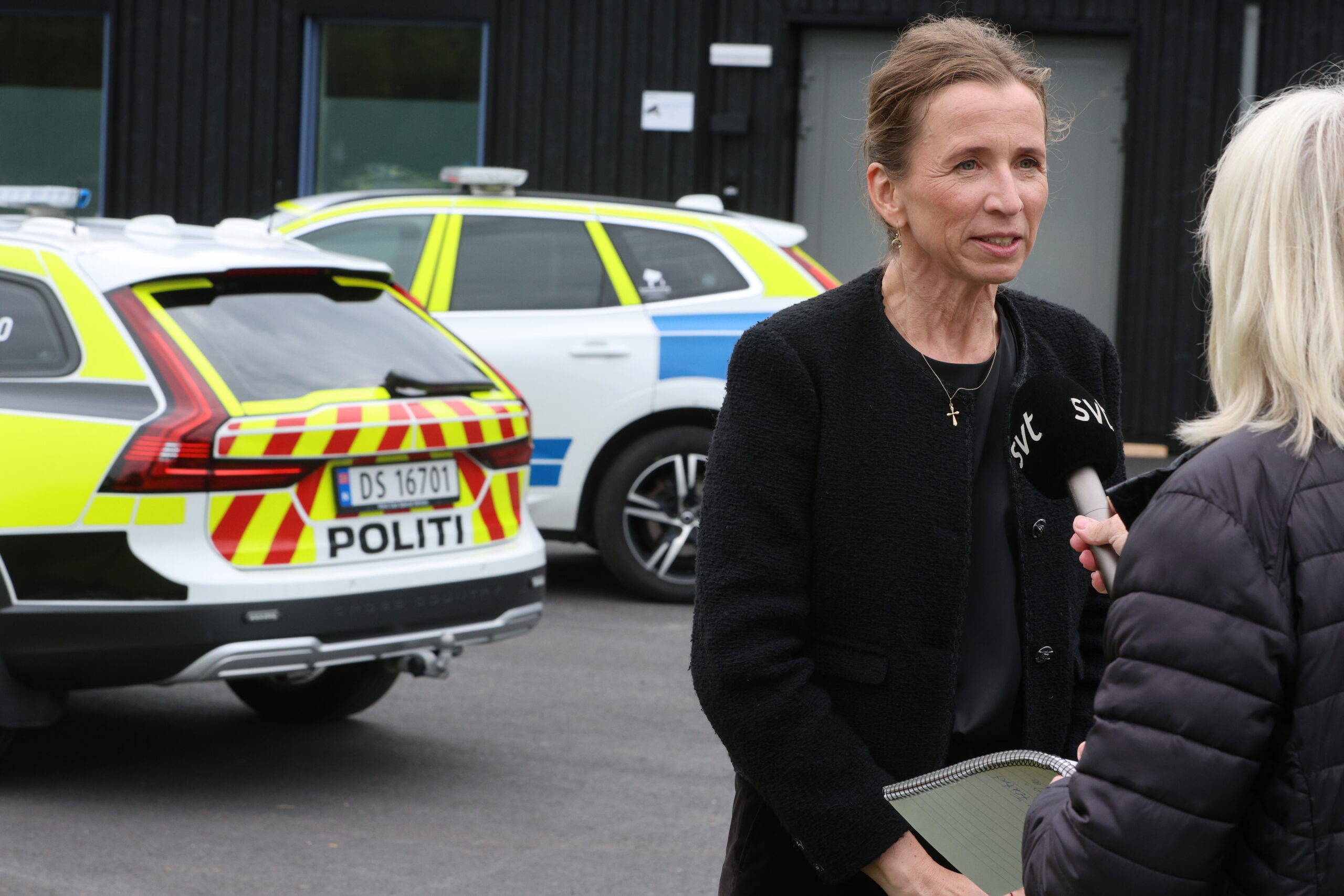 Det var en rekke medier som var til stede under åpningen av den nye politistasjonen. Her blir Justisminister Astrid Aas-Hansen intervjuet av SVT.