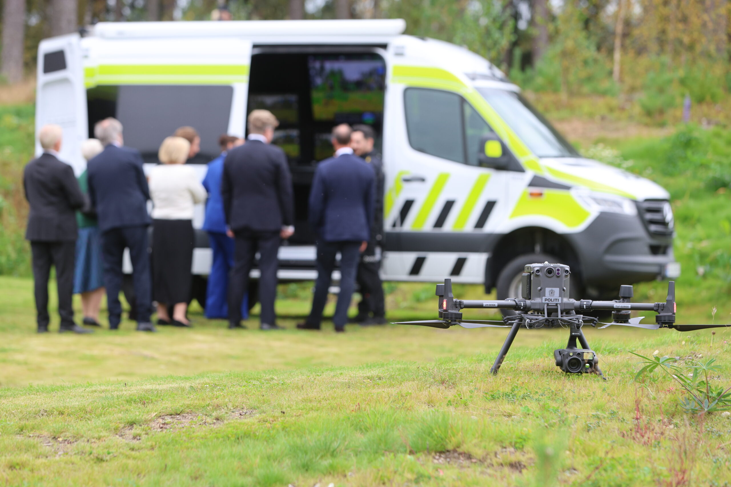 Politiet viste frem hvordan de kan arbeide med hjelp av droner. Denne kan fly nærmere en kilometer unna og fortsatt gi et skarpt bilde tett på.
