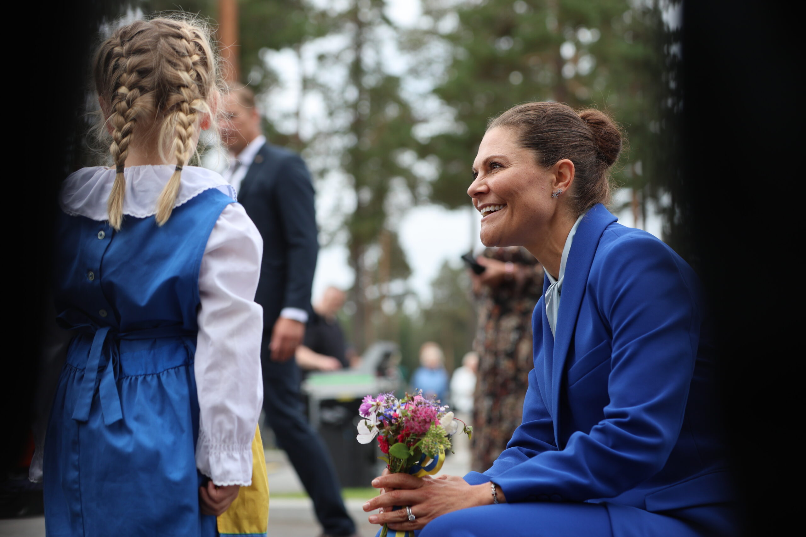 Kronprinsesse Victora fikk utdelt en blomsterbukett fra en av dagens yngre tilskuere.