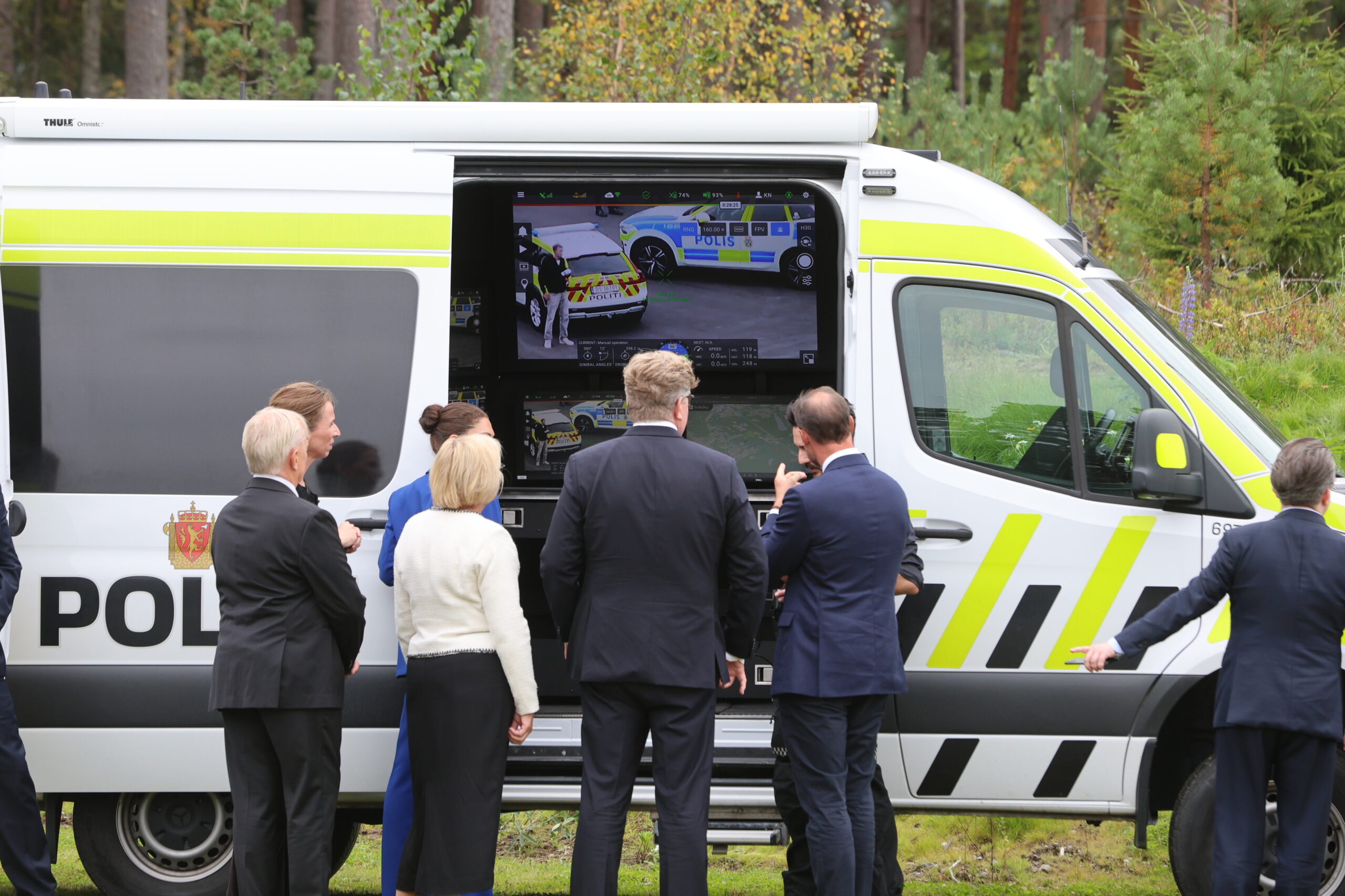 Fra politibilen kunne man se rekkevidden til dronene til politiet.