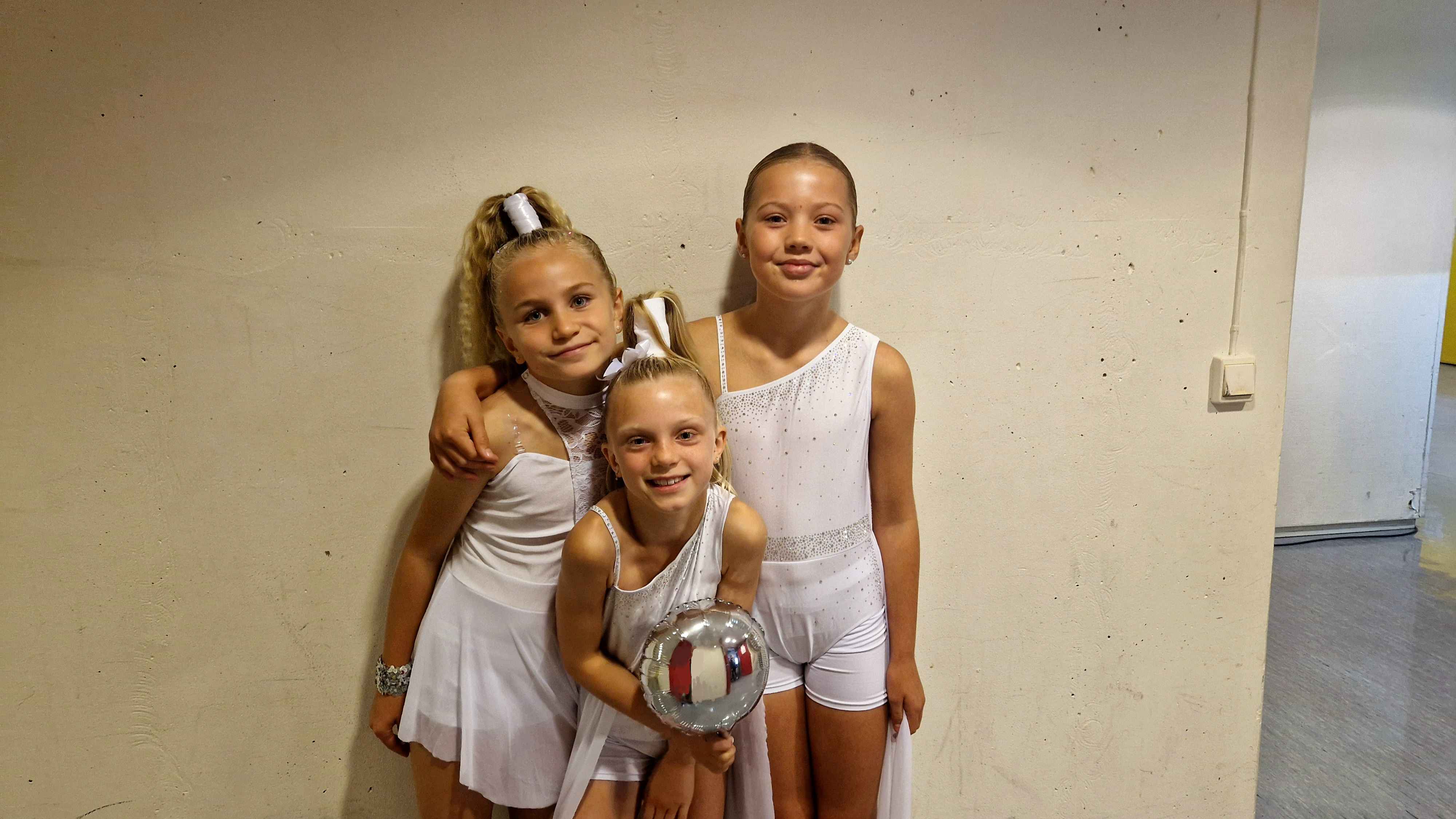 Mia Mohn (8), Åsa Kvesetberget Langfoss (9), og Tilde Westbye (10) mener at alle burde prøve seg på Victory Dance.