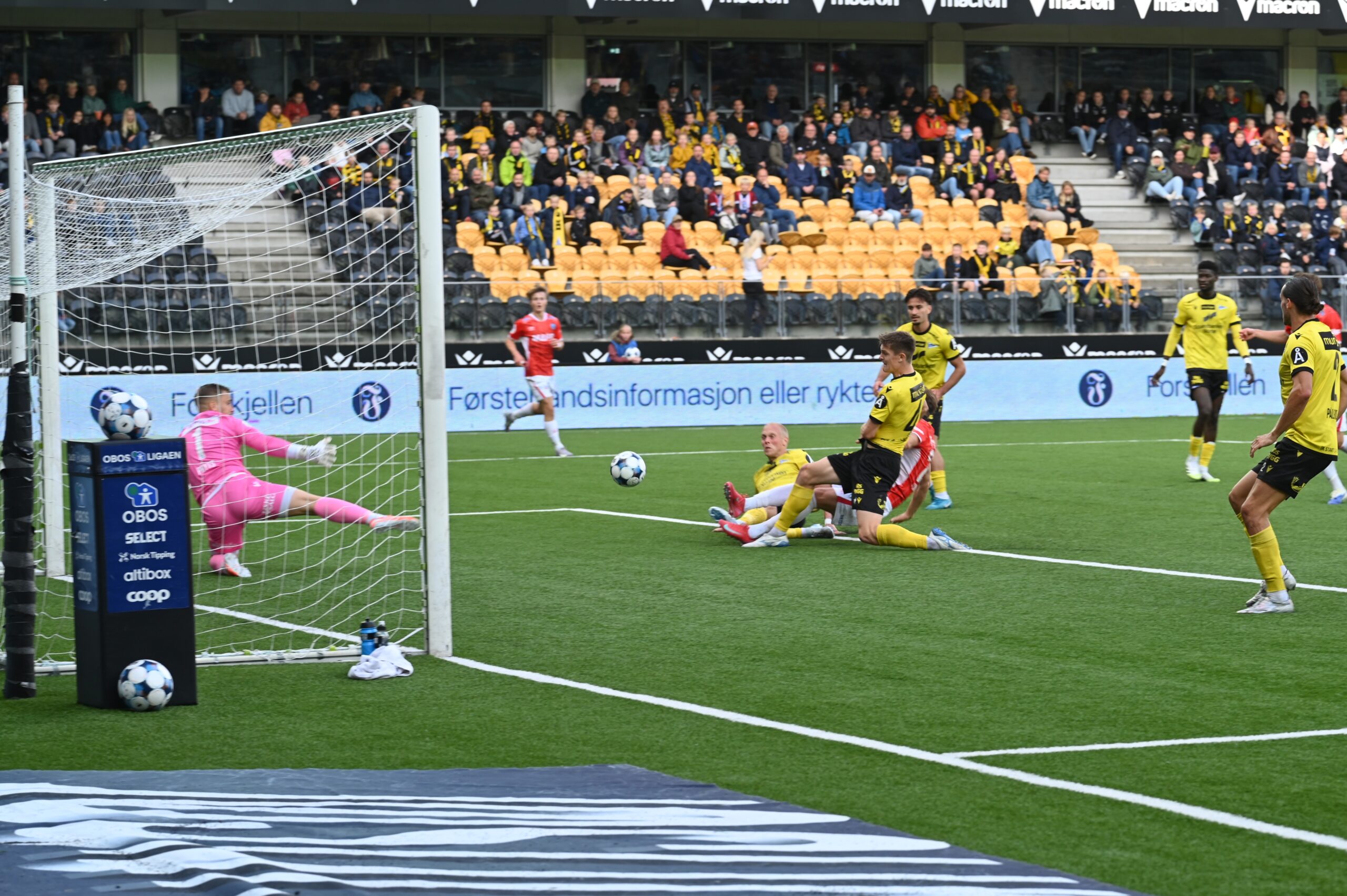 Her lusker Ludvig Langrekken ballen forbi mållinjen og øker ledelsen til 2-0.