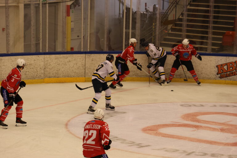 Det ble tap i lørdagens treningsmatch mot SKI Elite. Men KIL Ishockey sin trener Tom Ivar Hesbråten var fornøyd med flere av tingene han fikk se på isen.