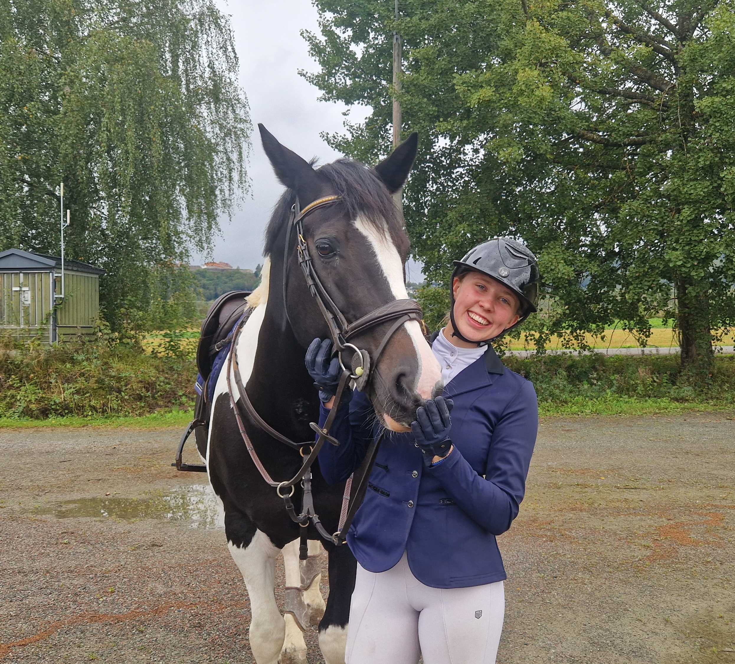 Jessica Lia (19) ønsker at flere kan komme og se på og delta, forteller hun. Hesten Daisy på 12 virker ivrig på å kunne hoppe.