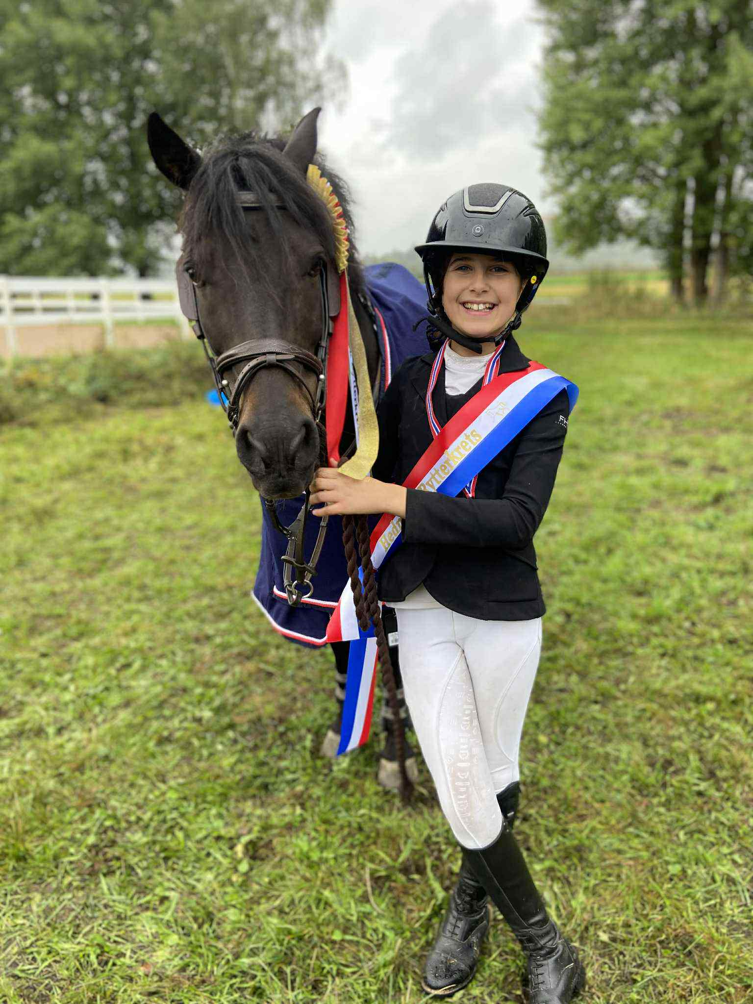 Tindra Rønningen (11) og Todd (11), storfornøyd etter premieutdelingen.