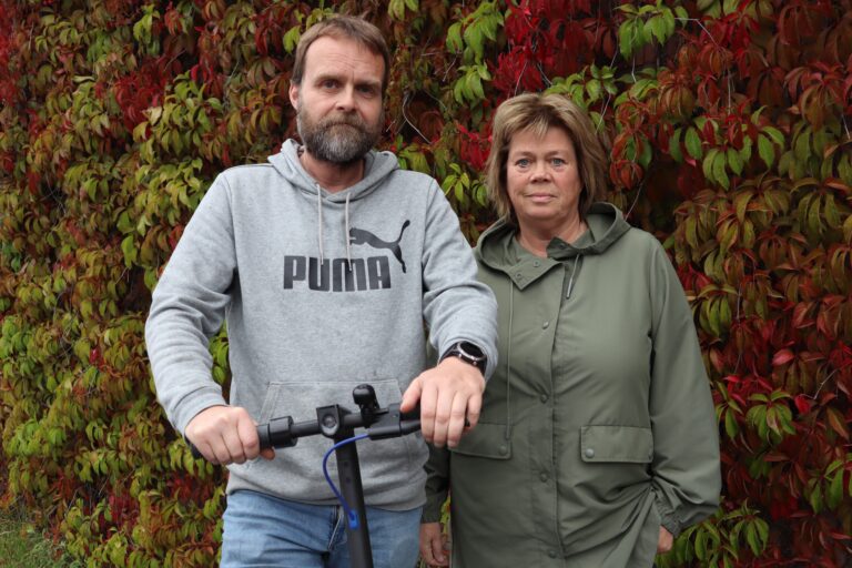 Knut Einar Kvisla og Anne Cecilie Nygård ved Kongsvinger og Smedtorp Trafikkskole mener det er bekymringsverdig at så mange ikke følger elsparkesykkel-reglene.