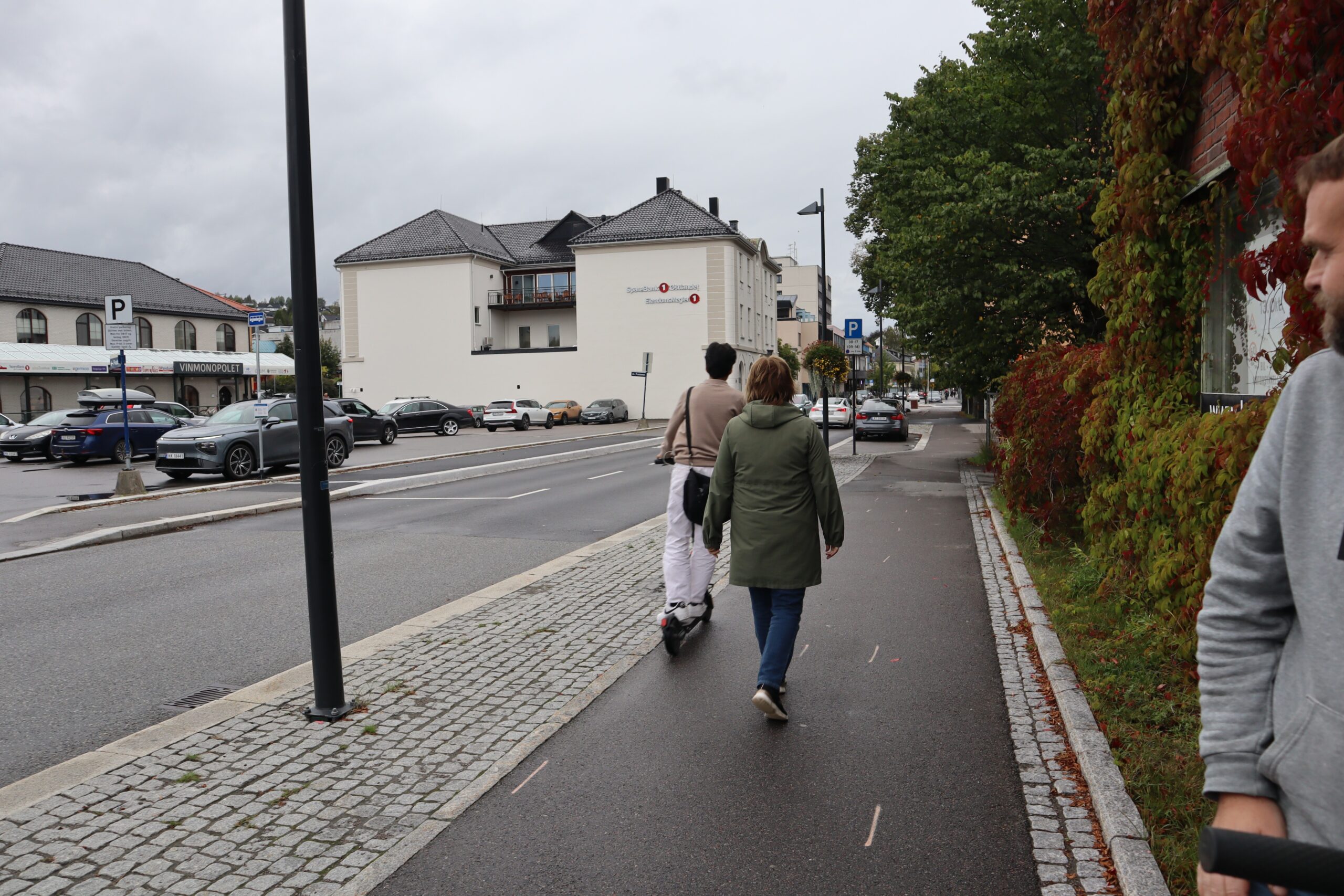 Høy fart og trang plass hindrer ikke mange av førerne fra å kjøre sikksakk mellom fotgjengere.