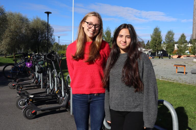 Lara Veselica (t.v.) og Nina Helen Berger er elevrådsledere på Kongsvinger ungdomsskole. De mener påstanden om at det er for mye vill og ulovlig kjøring på elsparkesykler også her i Kongsvinger, stemmer.