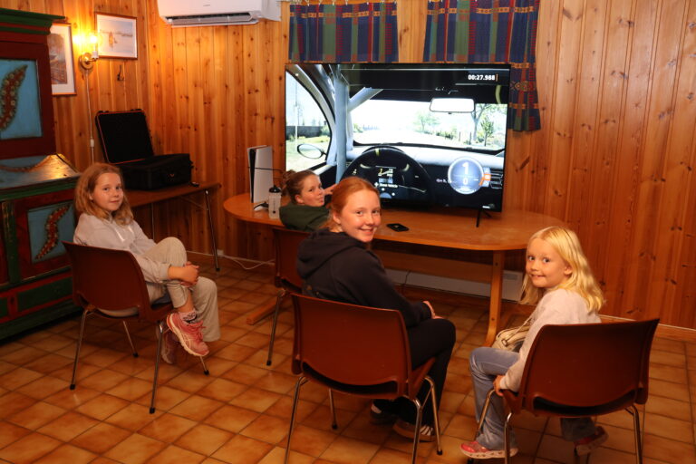 Vilde Lindberg Samset (f.v.), Mille Sofie Tverrå Lilleberg, Emma Mathea Tverrå Lilleberg og Emma Berg syns det nye tilbudet til Lunderseter IL er helt topp. Her prøver de seg på et rallybilspill.