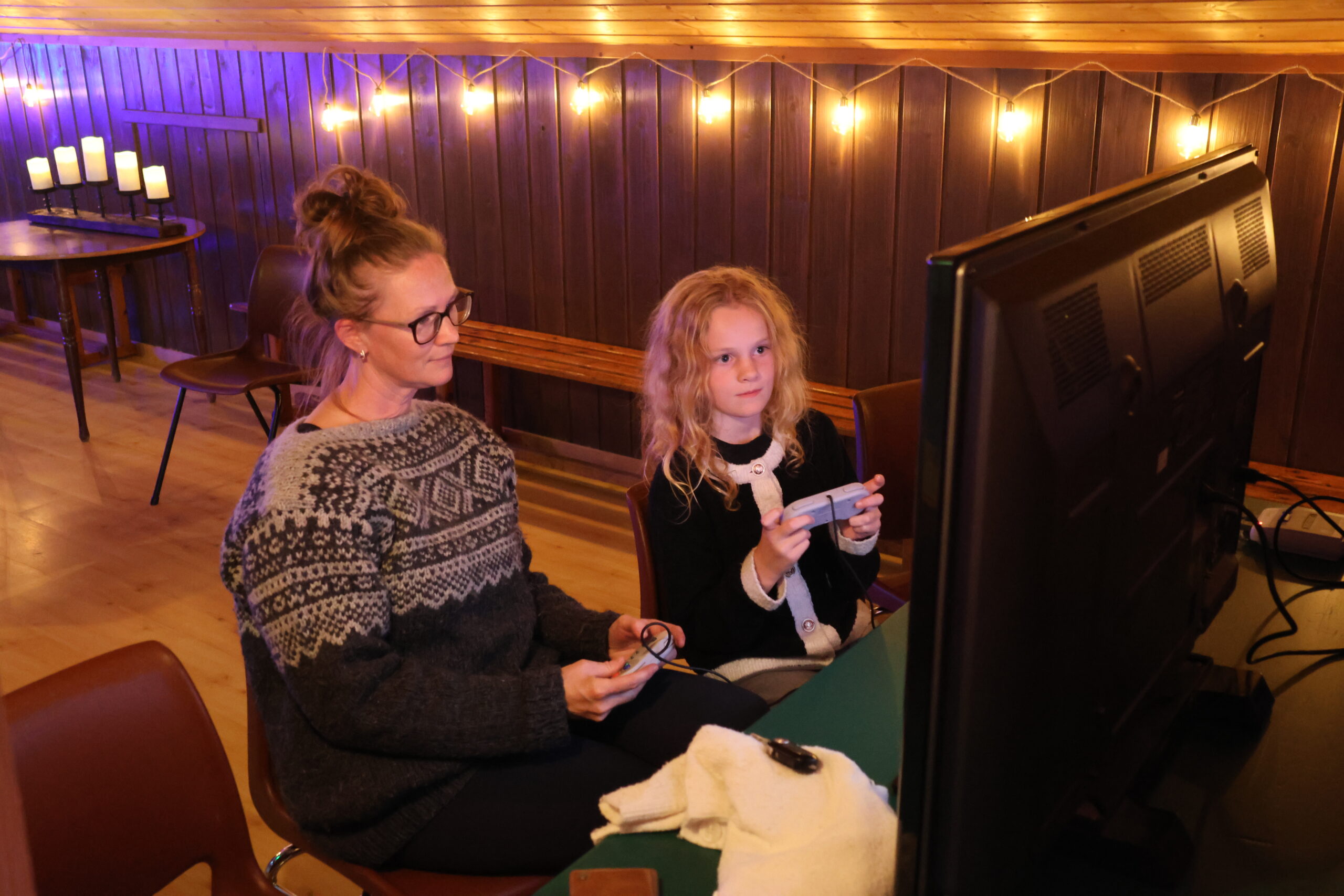 Nina Lysen og datteren Aurora Lysen syns det nye tilbudet til Lunderseter IL er helt topp. Torsdagskvelden ble blant annet brukt til å spille Super Mario World, et spill Nina kunne fortelle at hun også hadde spilt som yngre.