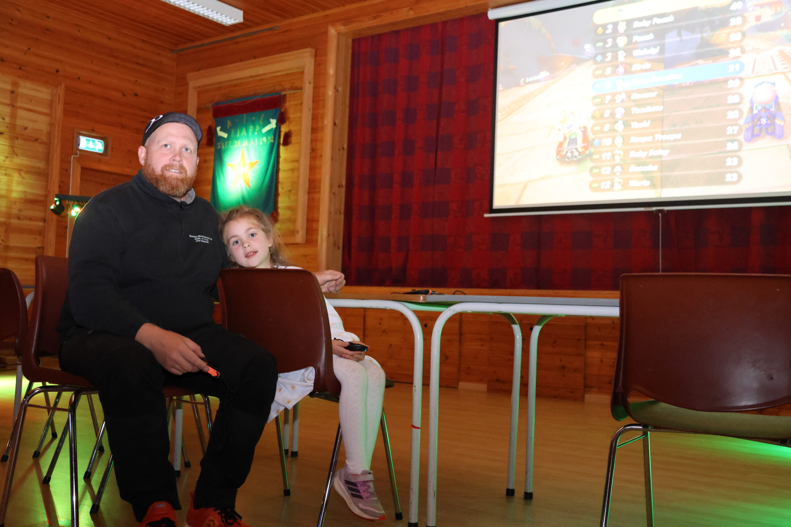 Lars Brenden og Mariella Trinborg Brenden spilte Mario Kart på stort lerret. — Vi spiller litt hjemme også på den gamle Nintendo 64 maskinen min, fortalte Lars og fortsatte med å gi ros til alt idrettslaget skaper av aktivitet i bygda.