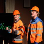 Tiril Marie Olsen og Mari Qviller i rollen som gravearbeidere fremførte en av forestillingens flotteste sangnumre sammen.