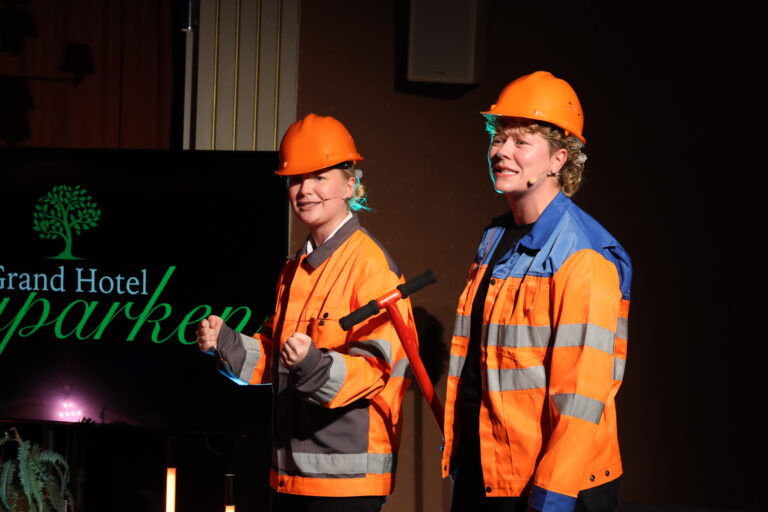 Tiril Marie Olsen og Mari Qviller i rollen som gravearbeidere fremførte en av forestillingens flotteste sangnumre sammen.