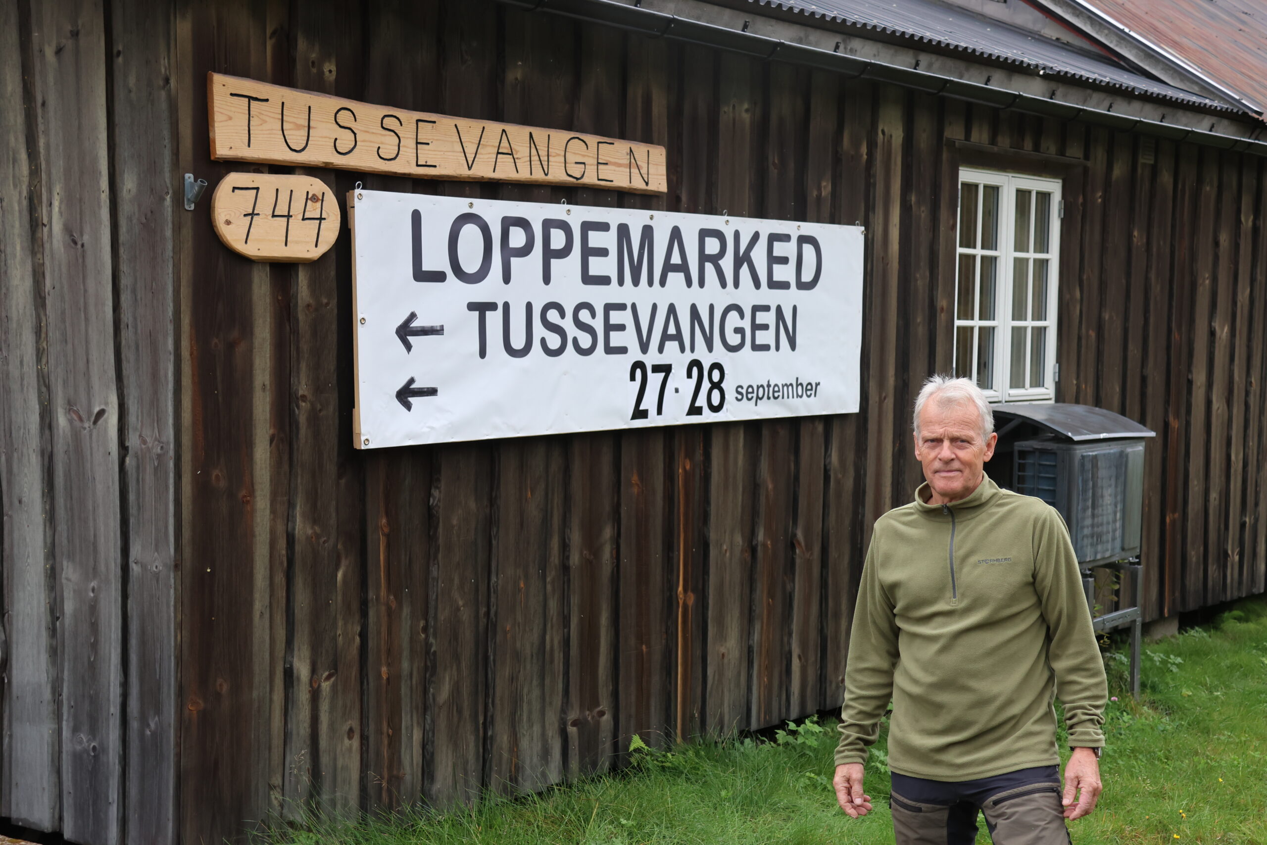 Loppemarkedet er godt merket og kan tydelig sees fra Europavegen som går forbi. Tor Solbergseter forteller at det vil bli merket skilting til parkering og at parkering langs E16 er både farlig og ulovlig.