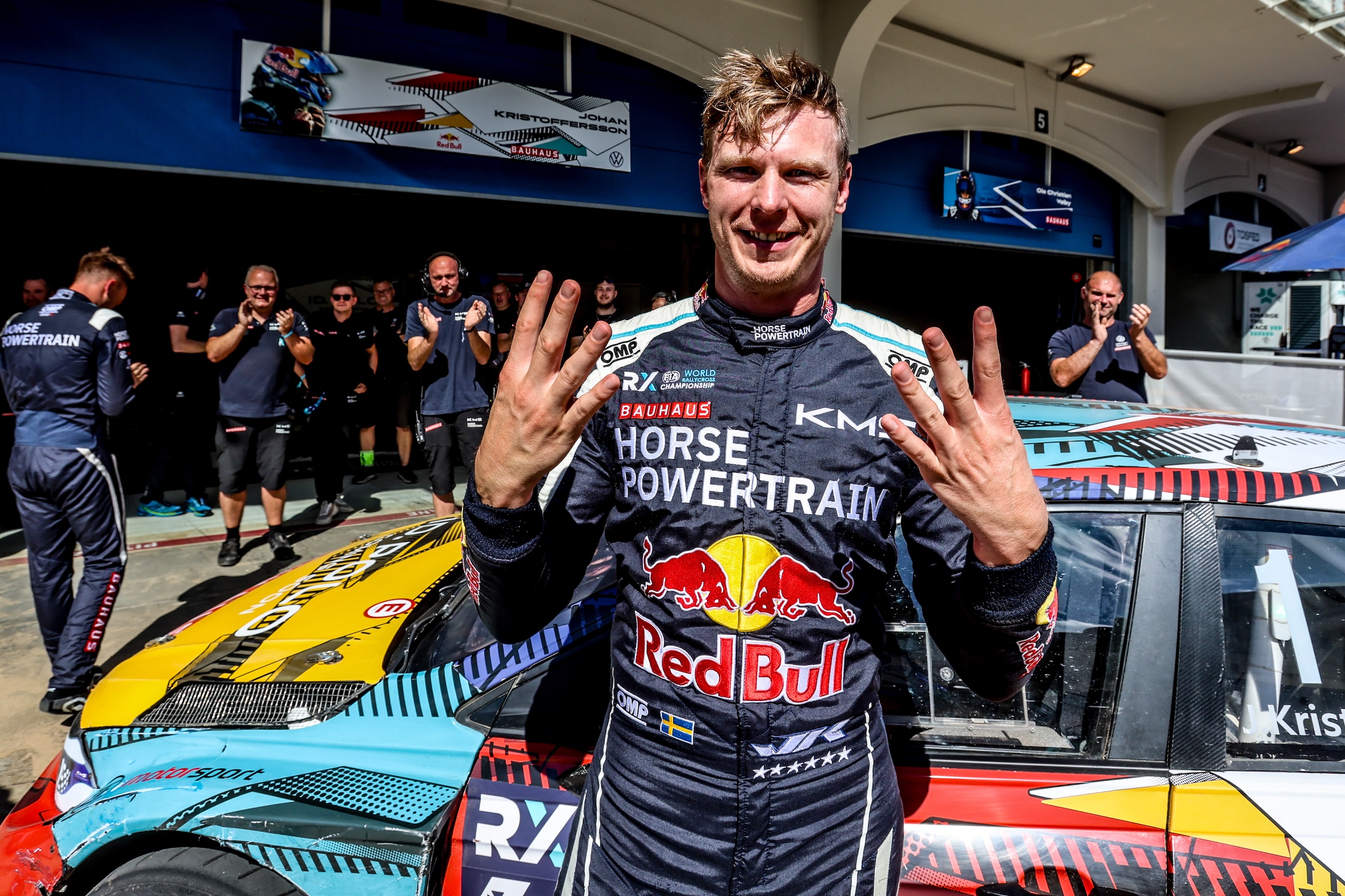 Åtte fingre i været, en for hver VM-tittel Arvika-kjøreren Johan Kristoffersson har vunnet.