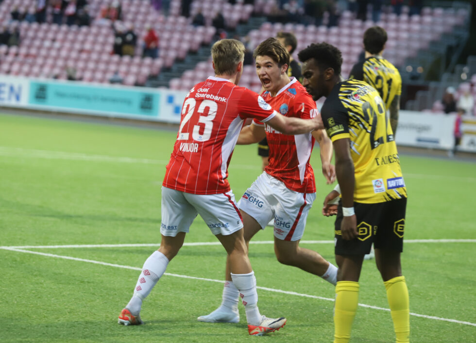 Markus Flores mistet det helt da han sendte KIL i ledelsen fem minutter på overtid. Servitør Martin Tangen Vinjor var ikke noe mindre fornøyd, mens Egersund hang med hodet.