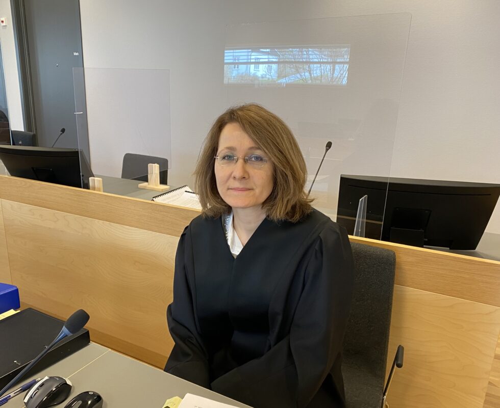 Politiadvokat Wigdis Hjalmarsen påsto 30 dagers betinget fengsel for kongsvingermannen som var tiltalt for vold mot et barn. Romerike og Glåmdal tingrett er enige. Mannen må også betale 15.000 kroner i oppreisningserstatning til barnet.