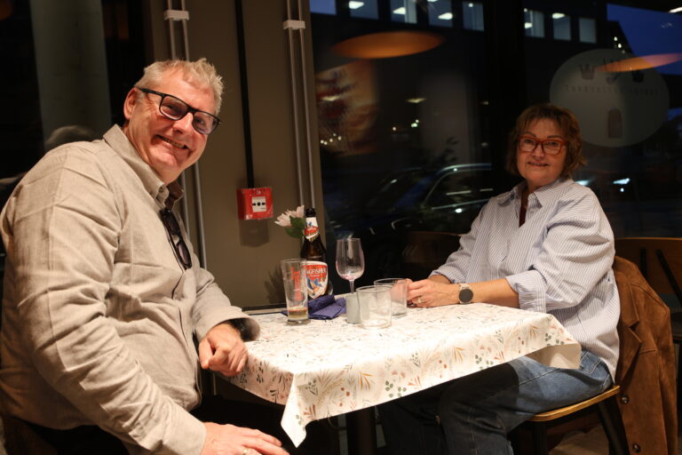 Anne Kopstad Årflot og Olav S. Årflot var blant de første gjestene da Taj - indisk restaurant åpnet dørene.