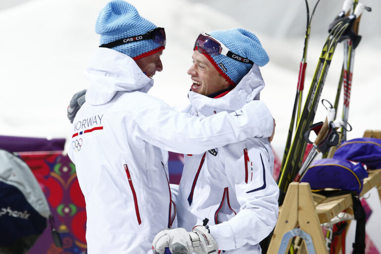 Johannes Thingnes Bø og Tarjei Bø får OL-bronse.