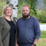 Malin Karlholm og Jonny Olsson pendler daglig fra Arvika til Norge for å arbeide. Fordi samboerparet jobber i hver sin kommune rammes de av helt ulike skatteregler.