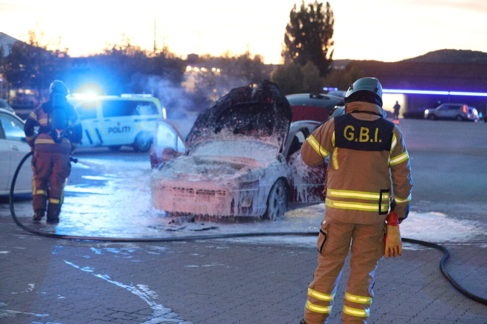 Glåmdal Brannvesen fikk rask kontroll på bilbrannen.
