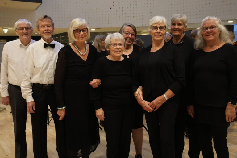 F.v. Halvor Noer, Bernt Blåka, Inger Leer Sandstad, Inger Nabben, Berit Myhre Nielsen, Liv Jorun Meldalen, Anne Hilde Knashaug og Heidi Kristiansen har alle vært med fra starten. Nå vil de ha med flere på laget.