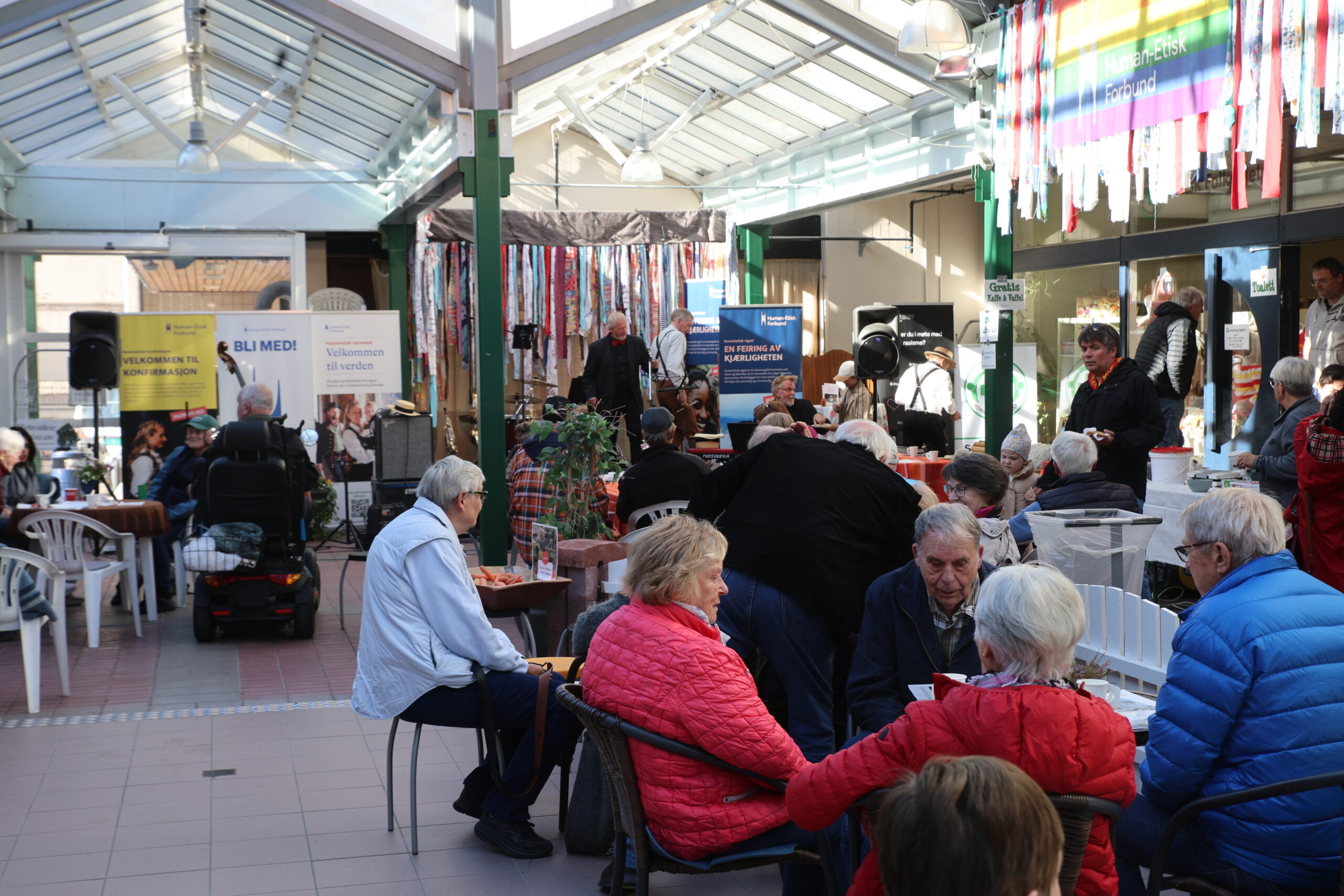 Med rask tenking ble det ordnet konsert for de mange som tok turen til markedet lørdag allikevel.