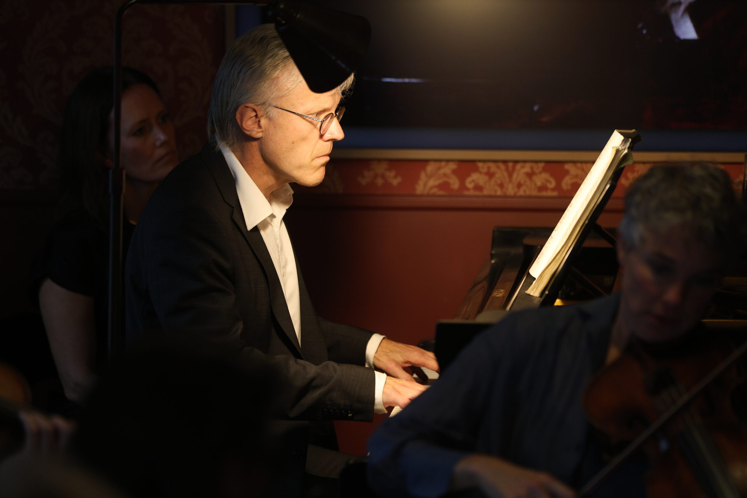 Håvard Gimse hadde lyst til å prøve på noe annerledes under åpningskonserten. Et intenst langt stykke som sammen med strykeinstrumentene fylte rommet, og det til stor begeistring for publikummet.