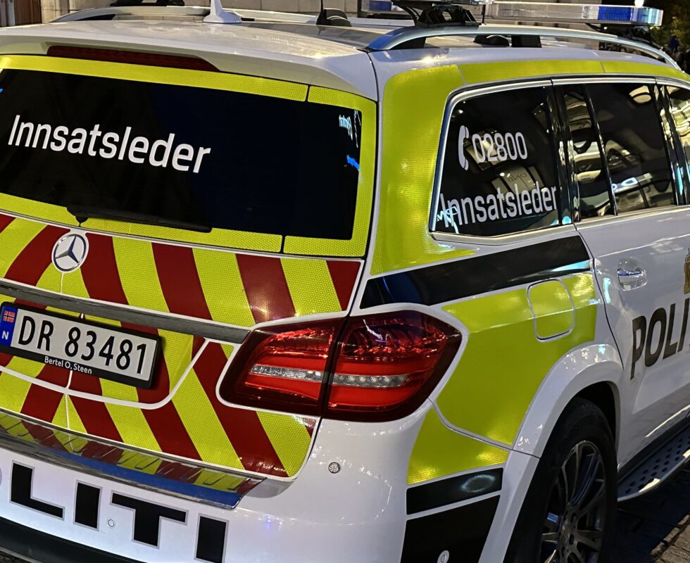 Øst Politidistrikt melder om en alvorlig trafikkulykke på E16 i Nes. Vegen er stengt forbi ulykkesstedet i begge retninger og det jobbes med å skilte omkjøringsruter.