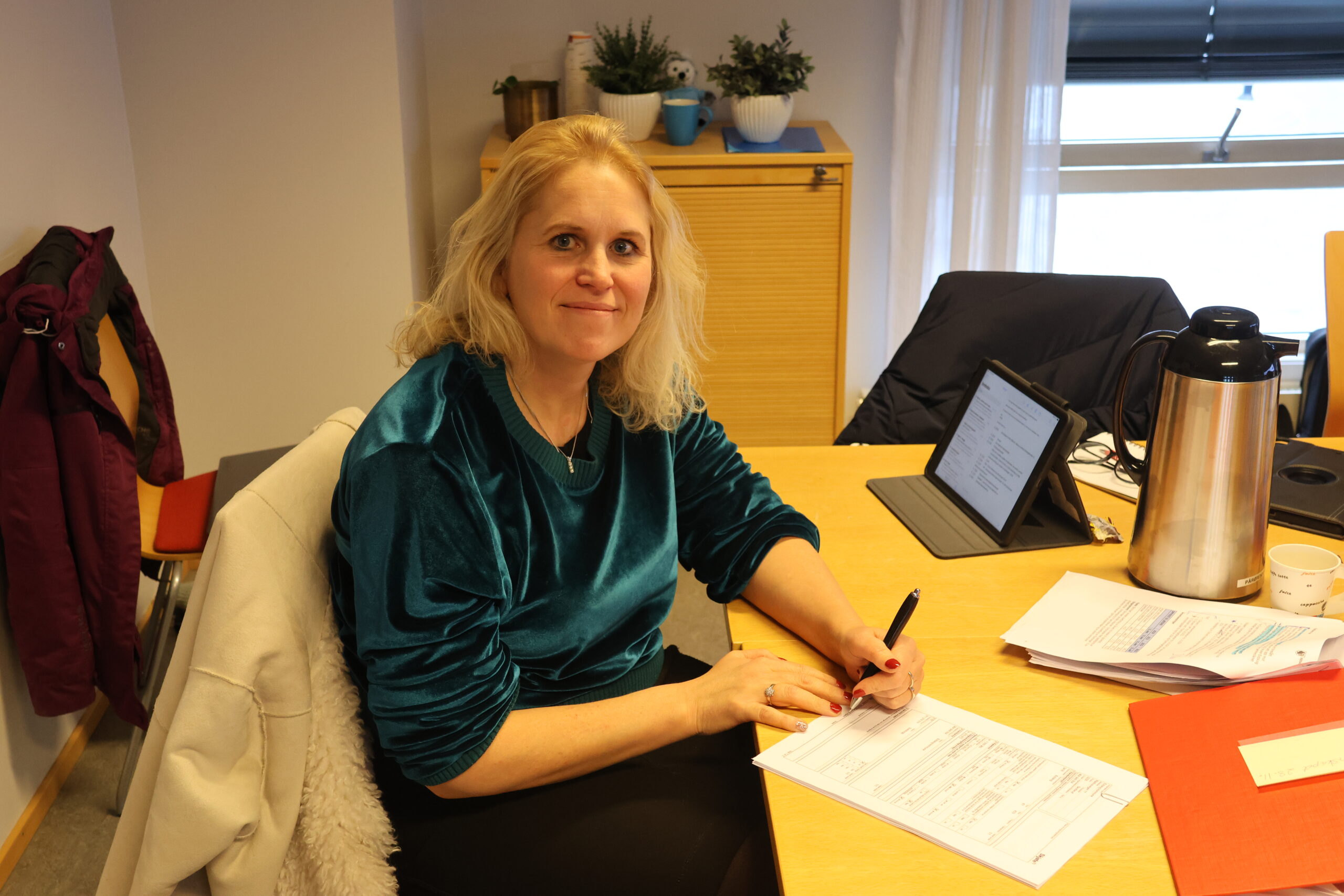 Eidskogs ordf&oslash;rer Kamilla Thue overf&oslash;rer tomta til Statsbygg.