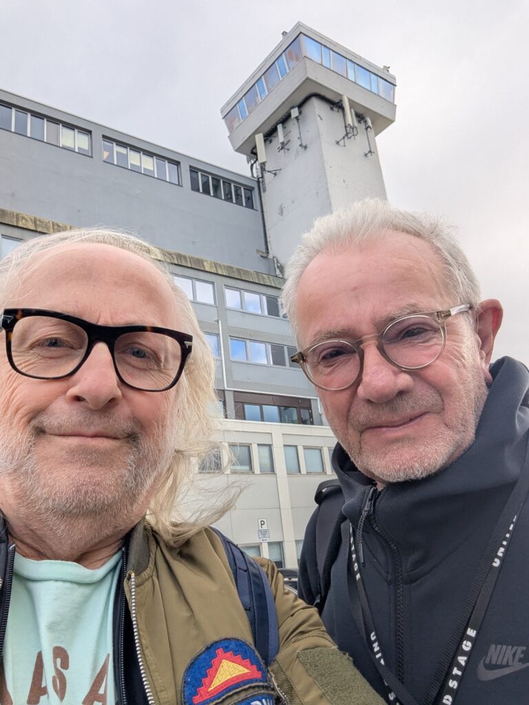 Levi Henriksen kunne ikke si nei da han ble spurt om å skrive bom om Åge Aleksandersen og 21 av hans sanger. Lørdag er det klart for bokbad på Vinger Hotell.