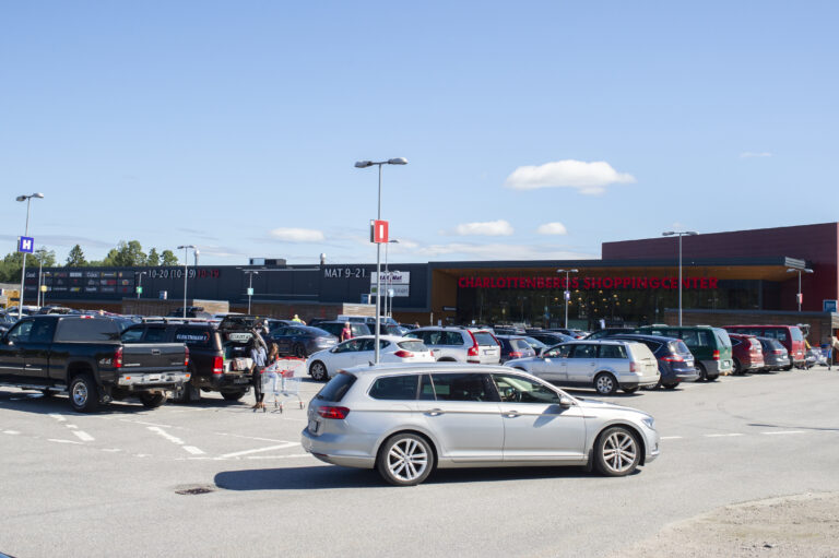 Et tak inne i en butikk på shoppingsenteret skal ha rast sammen lørdag formiddag.