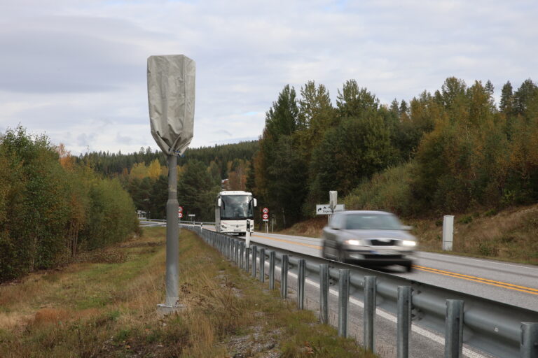 Langs Riksveg 2 har det blitt satt opp fotobokser. I løpet av året vil det være klart gjennomsnittsmåling.