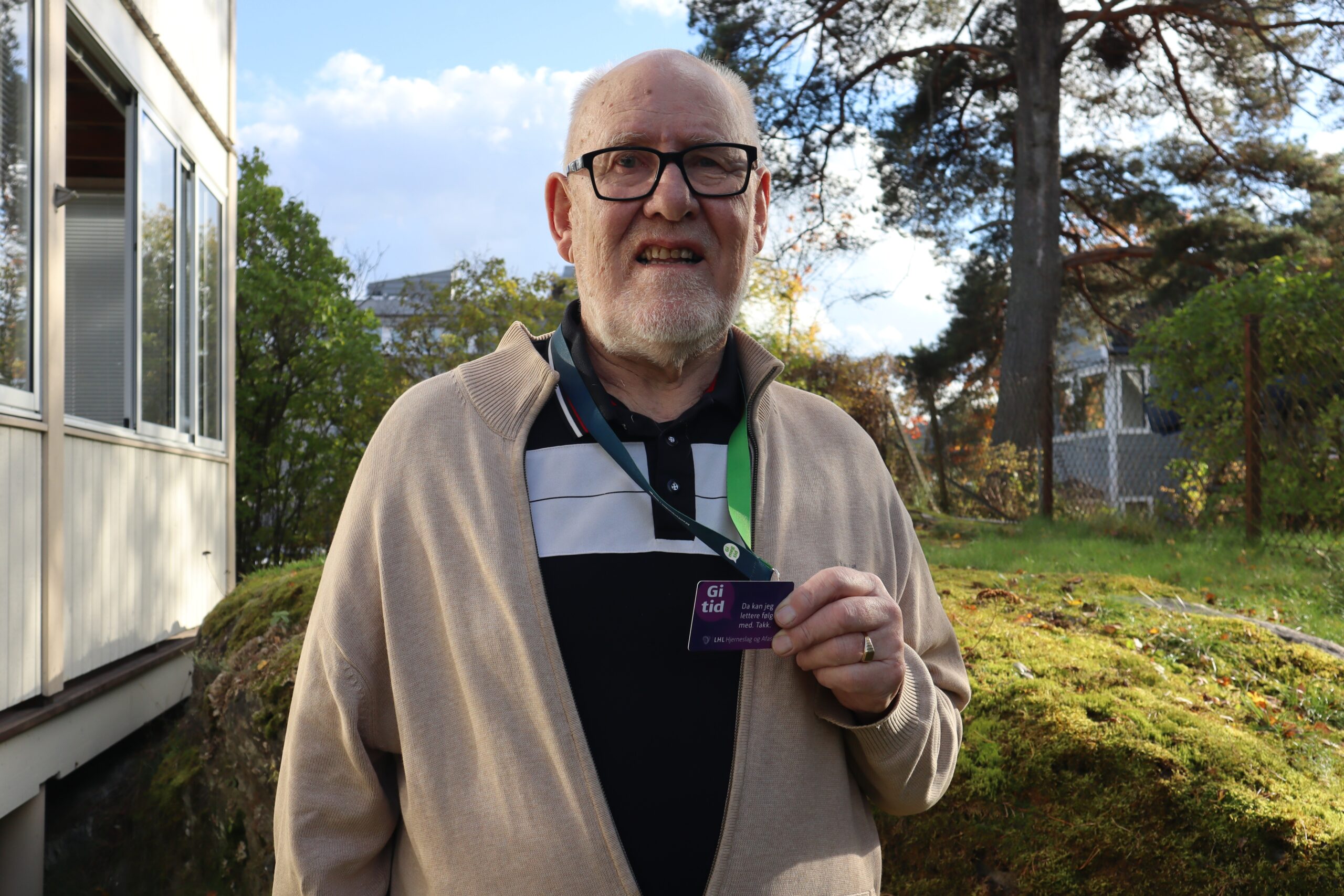"Gi tid! Da kan jeg lettere følge med. Takk." står det på kortet Vidar Hoel har rundt halsen når han skal ut på for eksempel matbutikken.