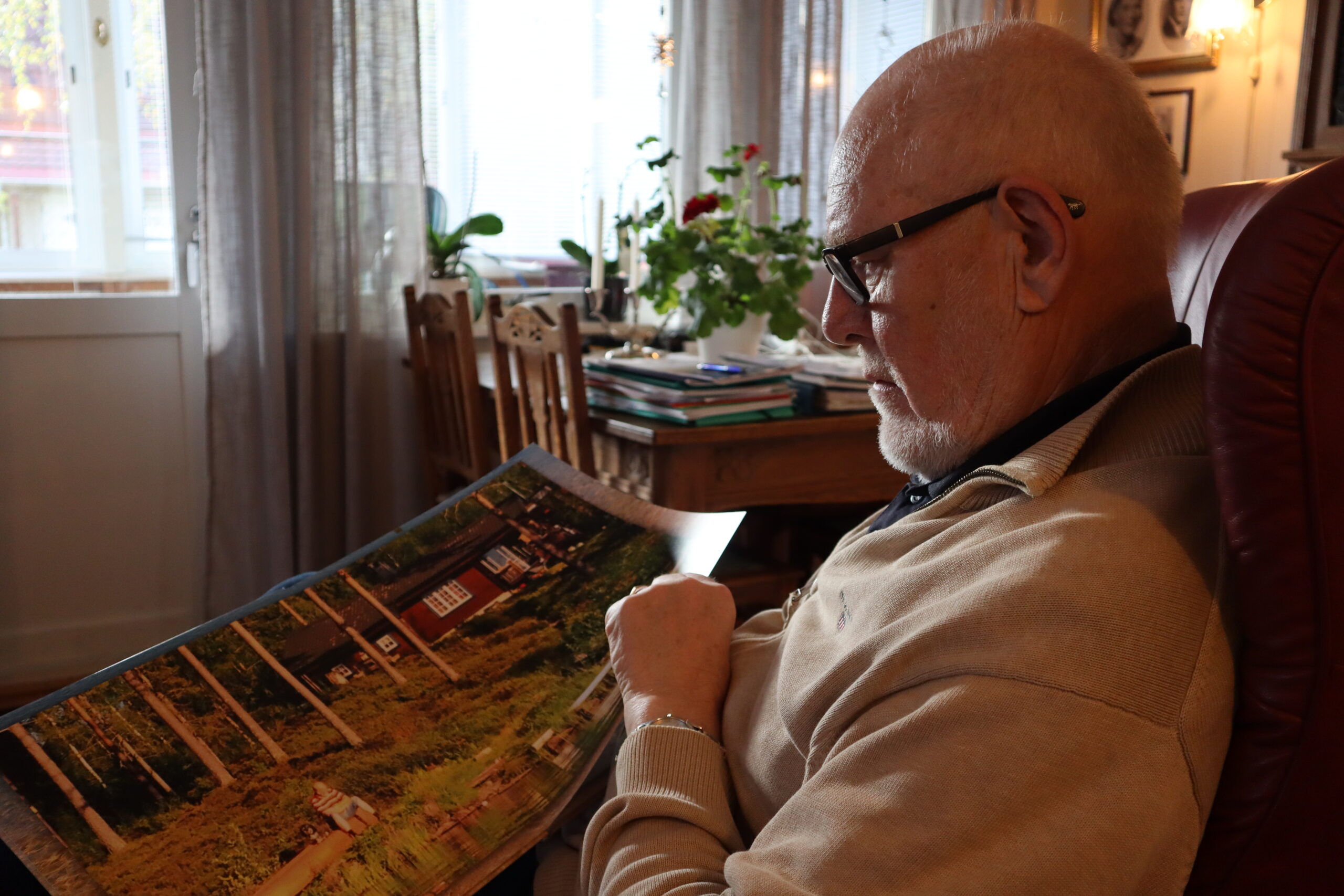 TRIVES BEST PÅ HYTTA: En liten time fra Kongsvinger har Vidar Hoel sin hytte. Fra den har han mange gode minner med kona, døtrene og barnebarn. I denne boka som han fikk i gave av sin eldste datter, kan han mimre tilbake i tid.