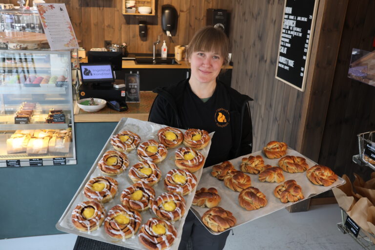 Baker og konditor Andrea Ingelsrud og hennes kolleger på Ingelsrud konditori skal bake minst 500 kanelboller til helgen. På brettet til venstre er de nye kanelbollene som Ingelsrud Konditori har bakt spesielt for 4.oktober i år etter at kunder har etterspurt en variant med vaniljekrem. på Brettet til høyre holder Andrea de mer tradisjonelle kanelsnurrene.