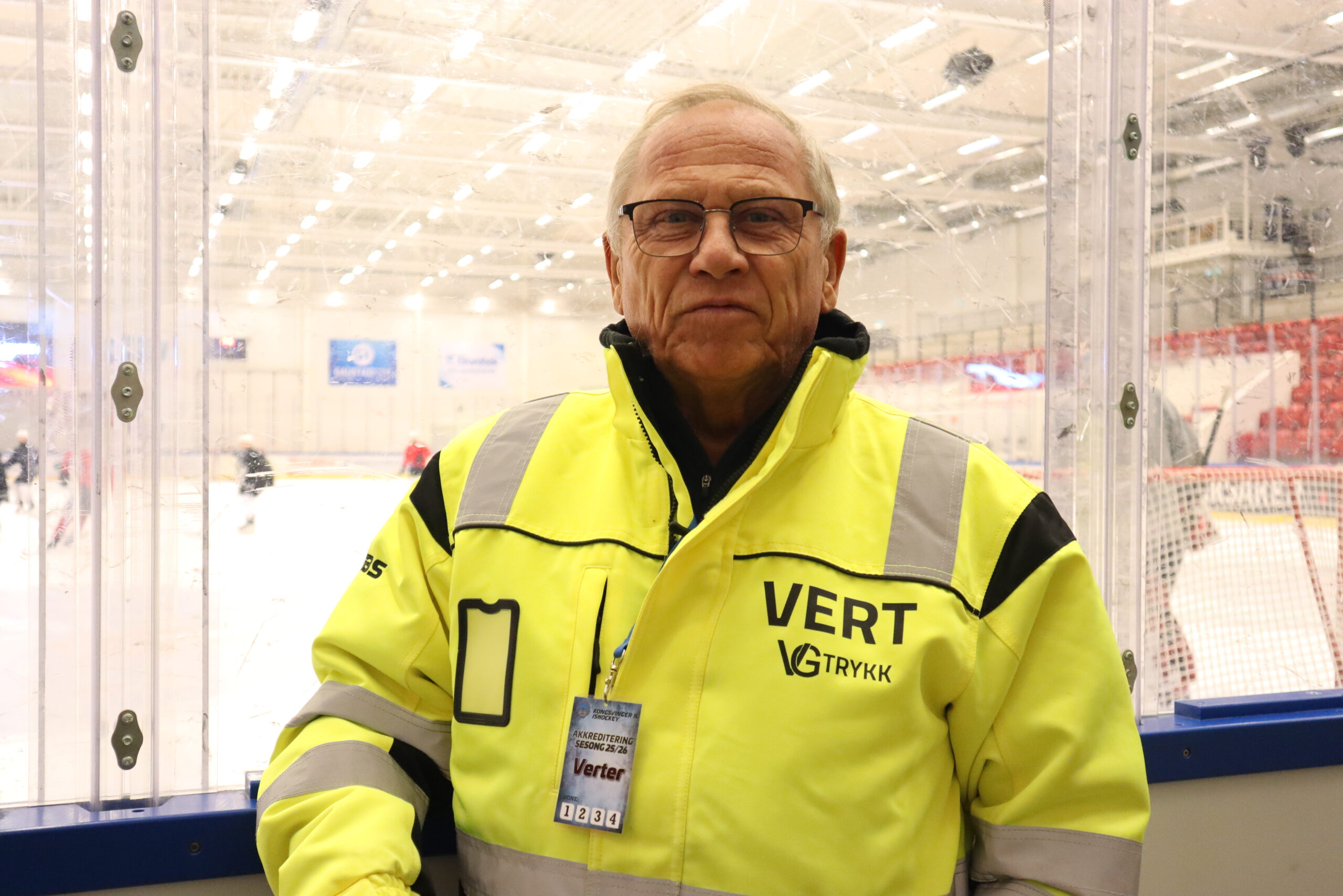 – Mange spør oss hvorfor vi gidder, og jeg kan forstå det. Men det tar så lite tid av mitt liv, men betyr så mye for de som driver med idrett, sier Arne Svendsrud.