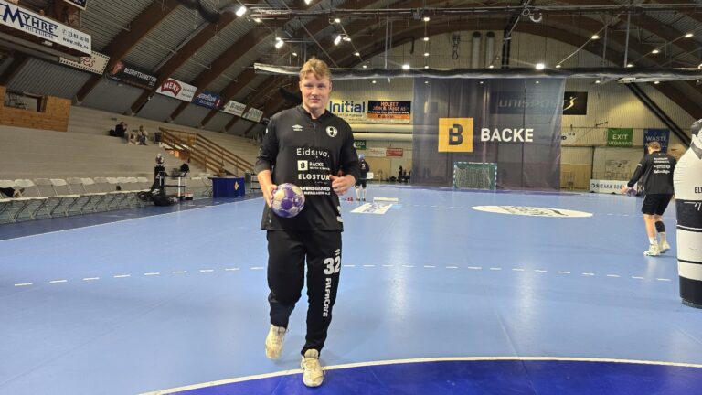Viljar fra Kongsvinger har debutert i eliteserien for Elverum Håndball, og får stadig være med når det spilles viktige kamper.