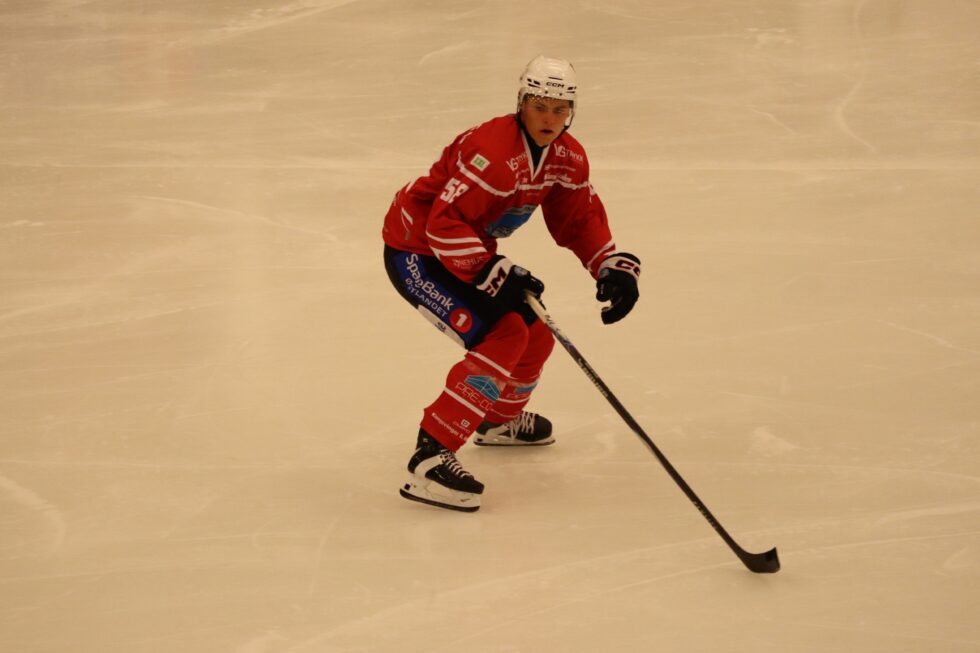 Theodor Karlunden og resten av kollegaene på isen måtte se seg slått i kampen mot Gjøvik.