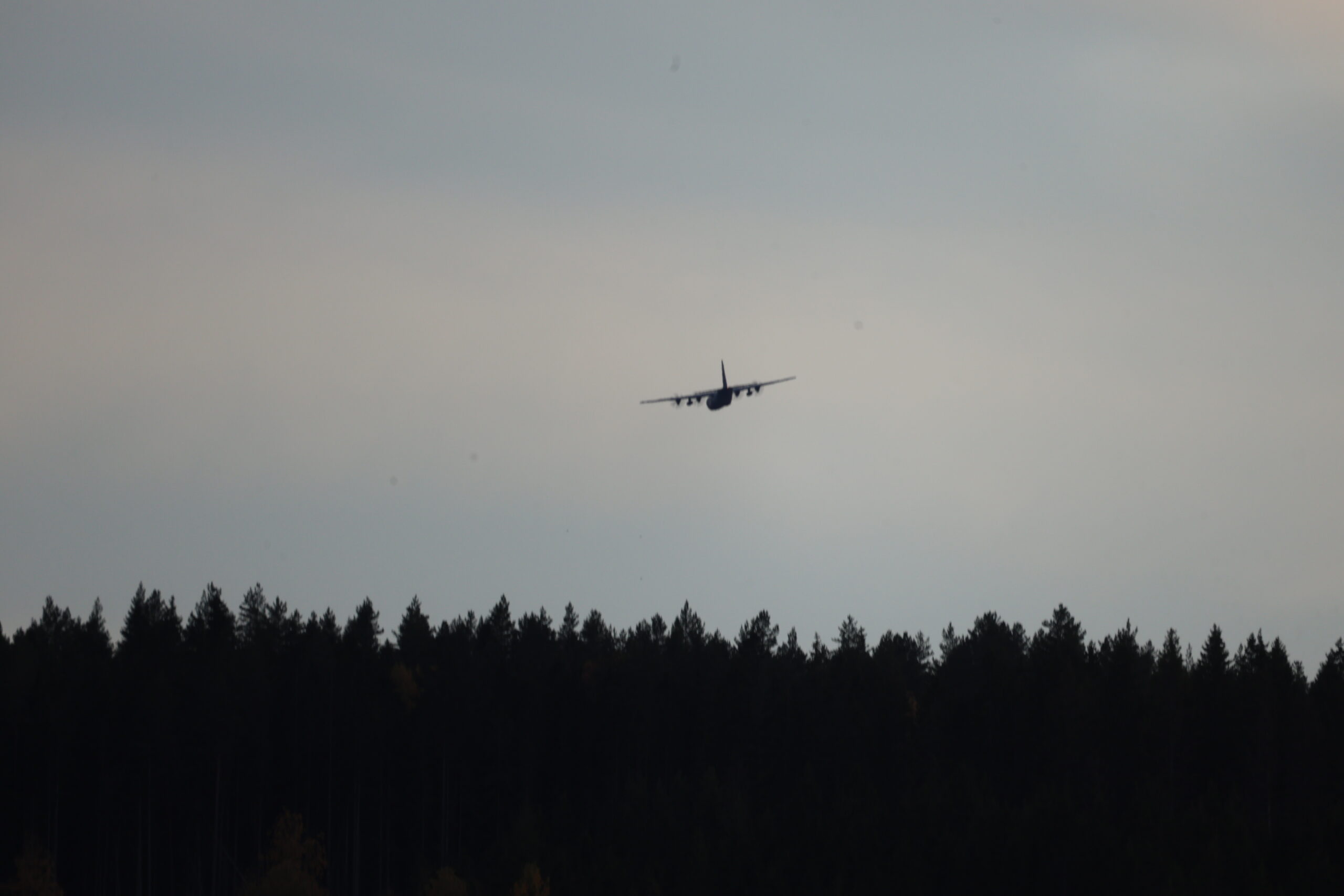 Også Mitt Kongsvingers fotograf fikk med seg det store militærflyet som kom inn over Kongsvinger onsdag ettermiddag.