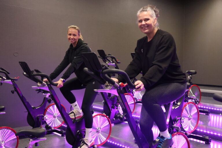 Spinning-instruktørene Marie Lilleseth Aashaug og Kathe Ljøner Dammen har begge vært alvorlig kreftsyke. På lørdag tråkker de i gang 