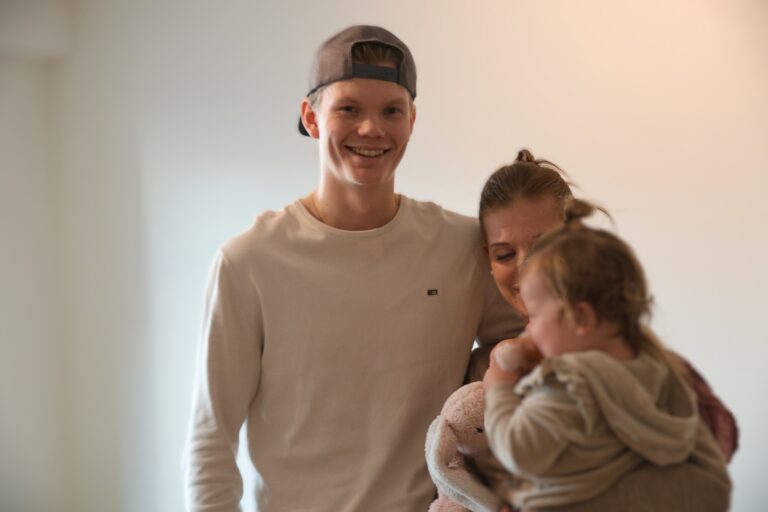 Oliver Norgren og samboeren Femke Van Zonneveld trives godt som foreldre i Kongsvinger.